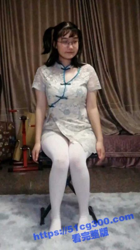 B站定制 清纯系眼镜美眉 小可又鬼畜啦 露脸私拍 正常色舞版加全裸诱惑版-51吃瓜网