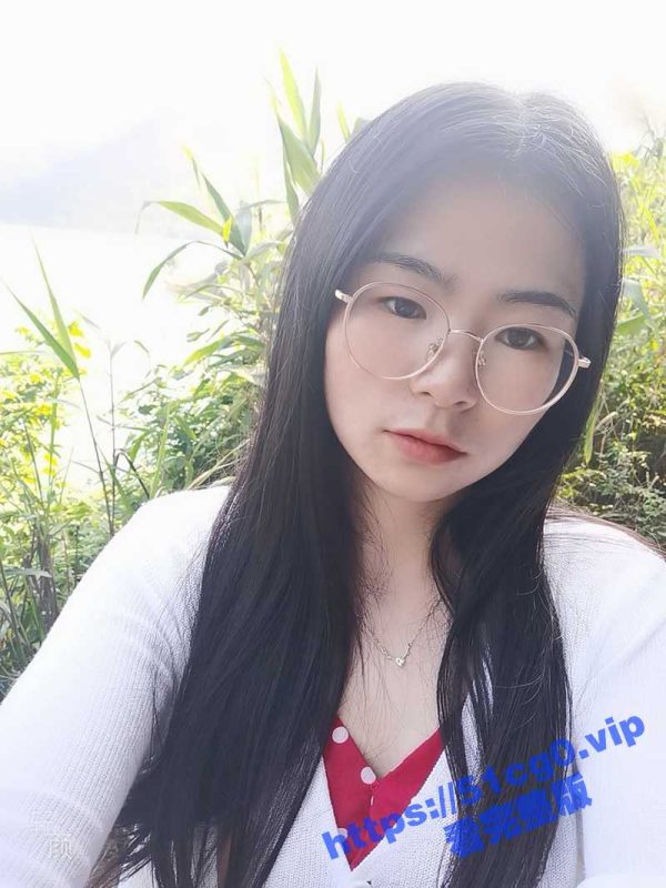 瓜友投稿曝光！隔壁村的女大学生眼镜妹回家了 被瓜友骗到手去开房 做一个精液面膜！-51吃瓜网