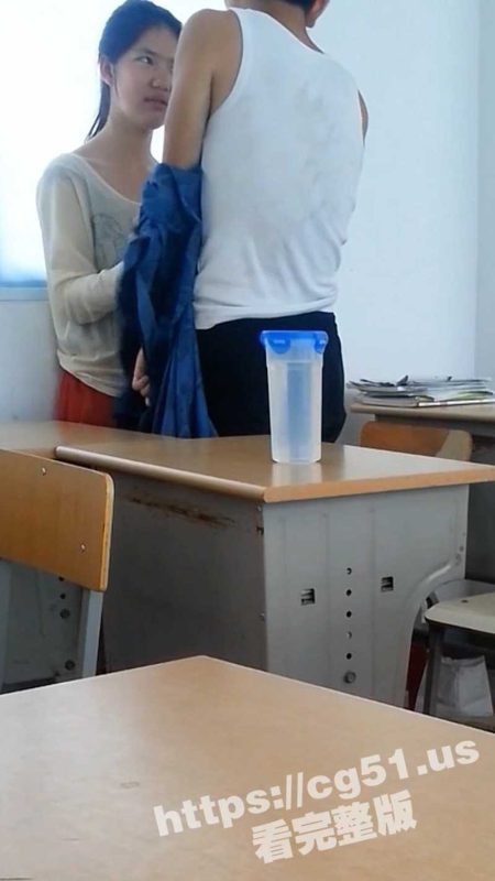 高中生情侣趁着放学教室没人在教室里偷尝禁果拥抱接吻脱光校服 清纯小女生趴在校桌上享受着男孩后入的快感-51吃瓜网
