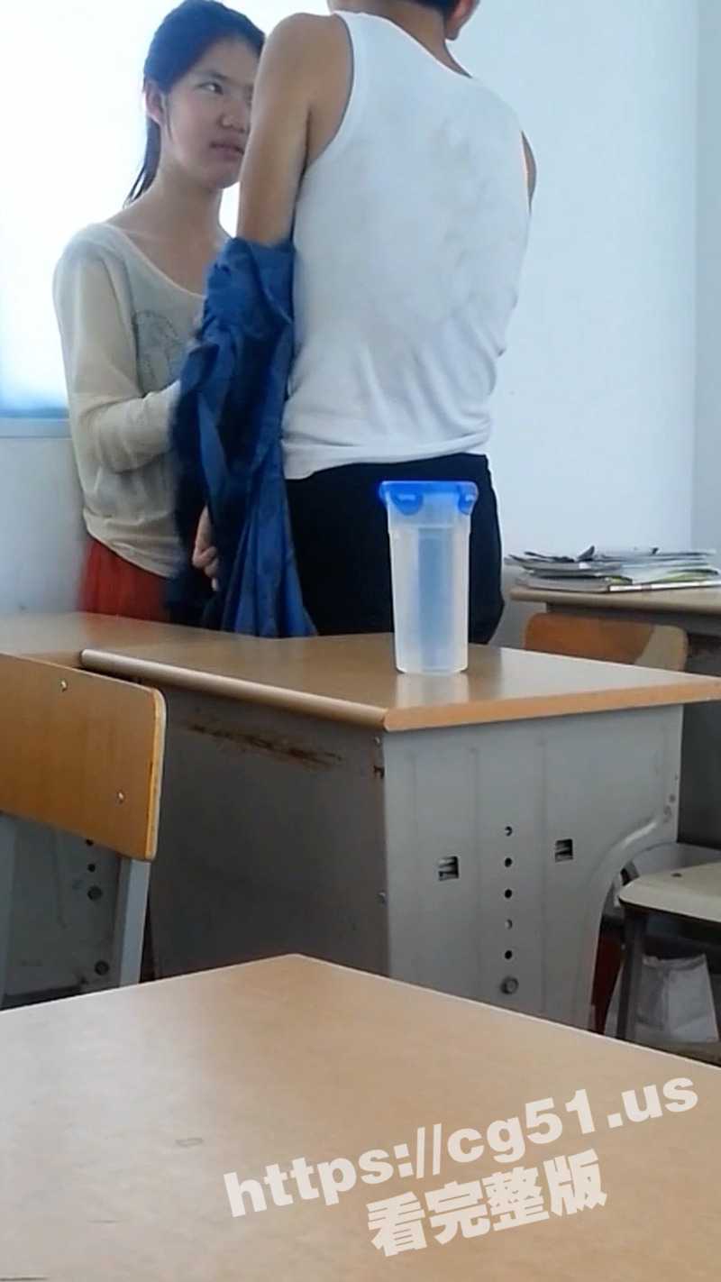高中生情侣趁着放学教室没人在教室里偷尝禁果拥抱接吻脱光校服 清纯小女生趴在校桌上享受着男孩后入的快感 - 51吃瓜网-51吃瓜网