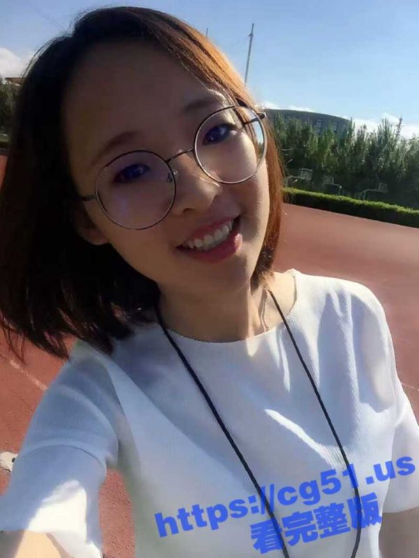湖北甜妹子幼儿园教师 眼镜妹  胡芳萌 平日一副端庄模样 床上撅着屁股像母狗一般骚-51吃瓜网