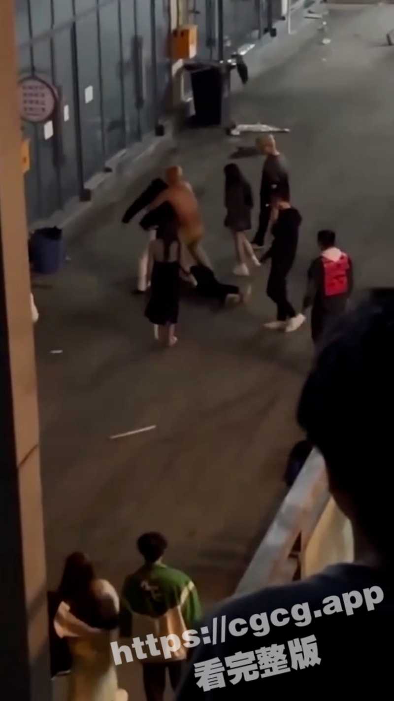 打架一时爽 打完跪叩头！四川科技职业技术学院 两男学生打架 用拳头暴击对方头部 直接将人打死！ - 51吃瓜网-51吃瓜网