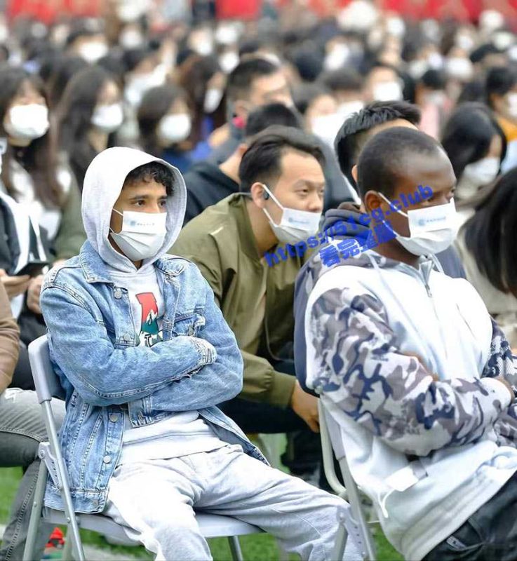 西南财经大学黑人开学典礼！成都黑帽门，晚上吃乌鸡！-51吃瓜网