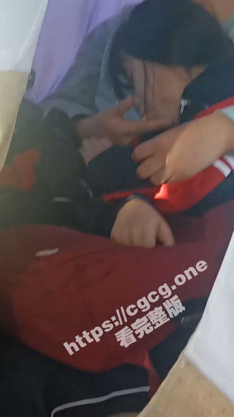 中学生情侣大巴车事件！小情侣火热难耐 大巴车上直接开吃、扣逼！这口技咋练出来的？ - 51吃瓜网-51吃瓜网
