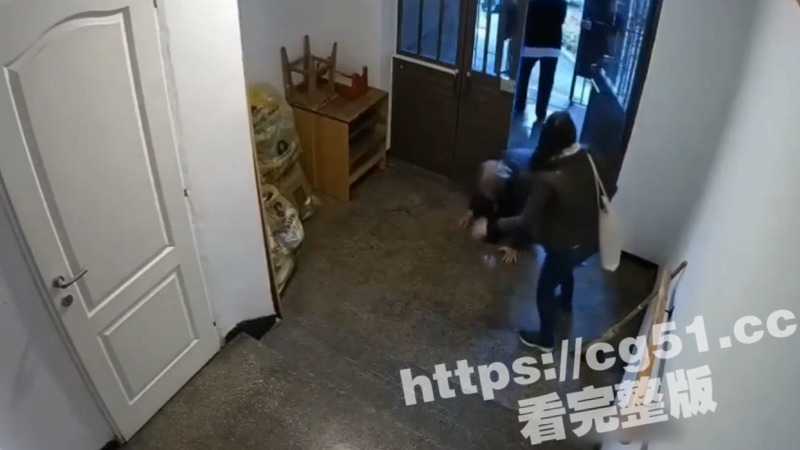 令人不安的监控录像！侄子因遗产问题放火焚烧他的亲姨妈 犯罪现场被监控摄像头拍了下来！-51吃瓜网