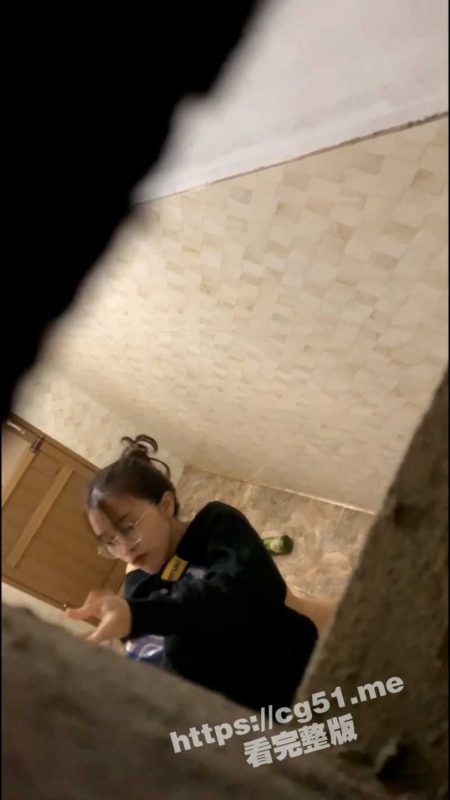 冒死爬墙偷拍 女生宿舍多位美丽的女大学生洗澡 现在哪里都不安全了！-51吃瓜网