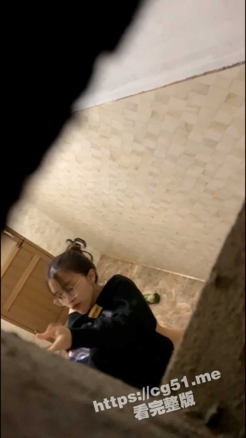 冒死爬墙偷拍 女生宿舍多位美丽的女大学生洗澡 现在哪里都不安全了! - 51吃瓜网-51吃瓜网