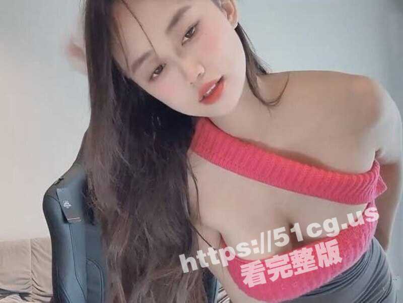 新晋极品妹子 童颜巨乳 声音甜美 穿着黑丝对着镜头猛玩自己的巨乳 还有假鸡巴插入粉穴-51吃瓜网