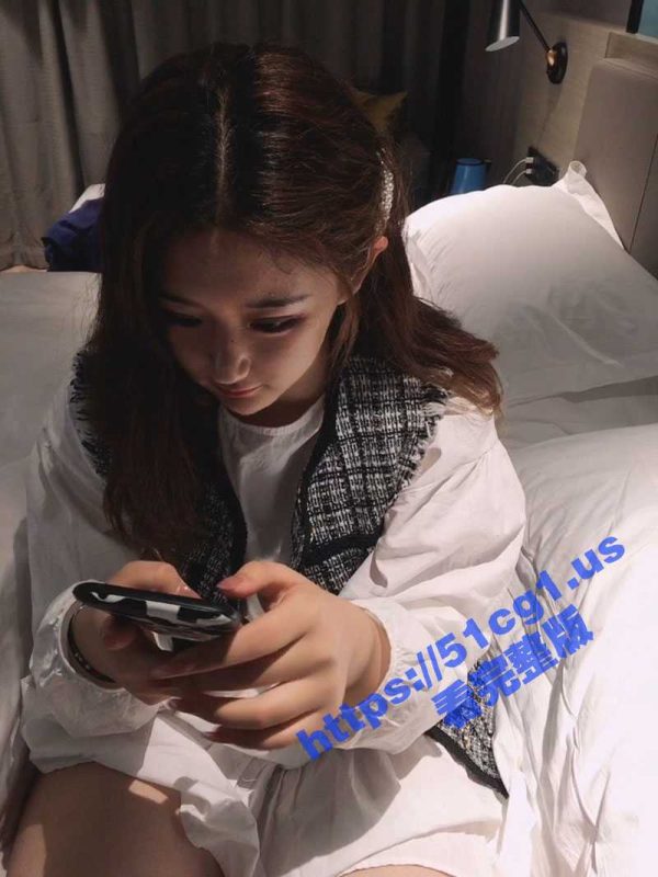 酒店约炮白嫩的美女同事 各种姿势操翻她的小嫩鲍 就喜欢一边看她一脸厌恶的表情一边操她 完美露脸性爱视频流出-51吃瓜网