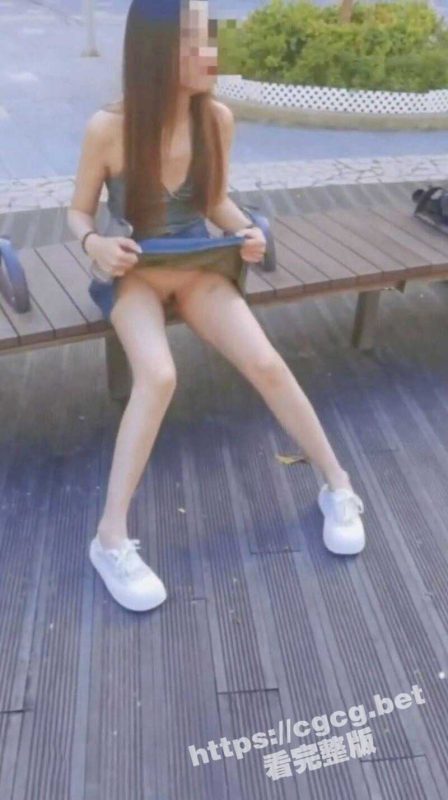 香港情侣一日露出游！真空超短裙长腿少女 地铁站和室外露出 成人用品店塞震蛋游玩！-51吃瓜网