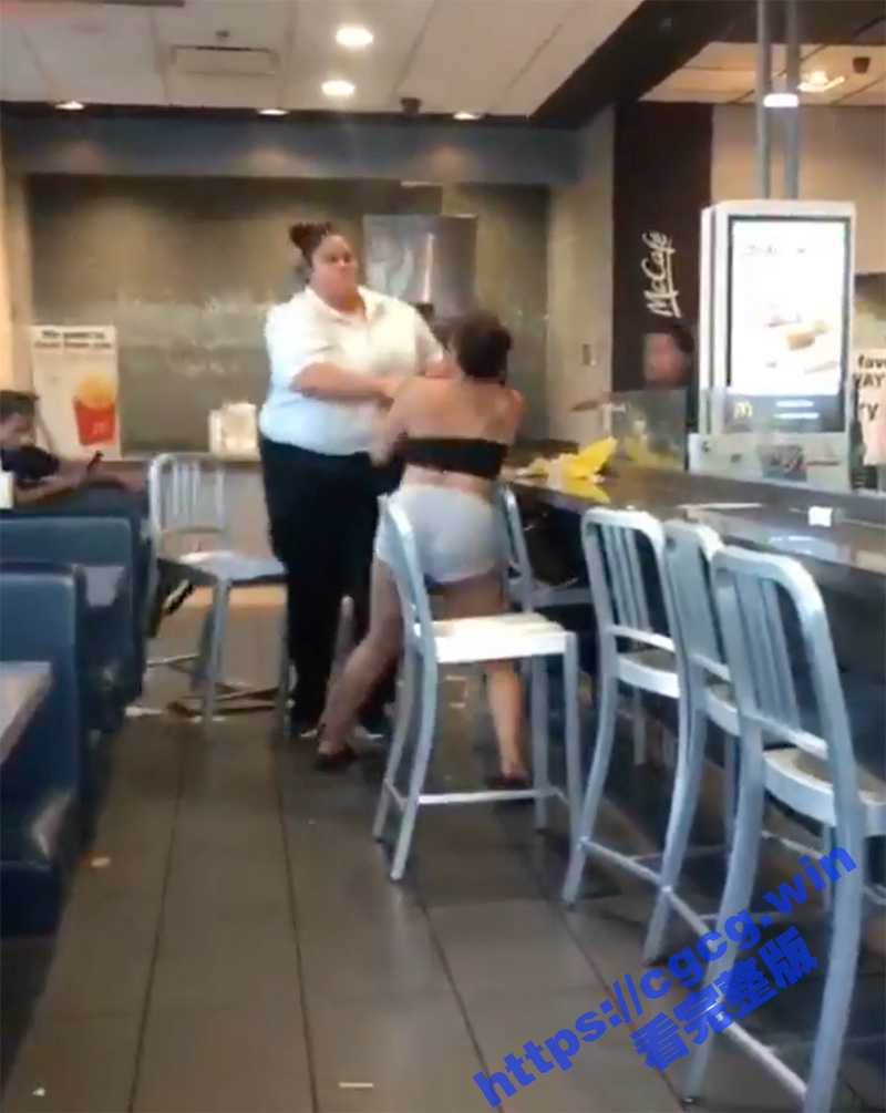 美国佛罗里达州 麦当劳店面 顾客和店员争吵 职员打热裤女 奶子都打到飞出来 - 51吃瓜网-51吃瓜网