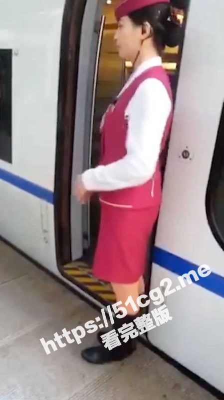 牛逼小伙尾随高铁乘务员身后 撸鸡秒射高铁车乘务员制服上-51吃瓜网