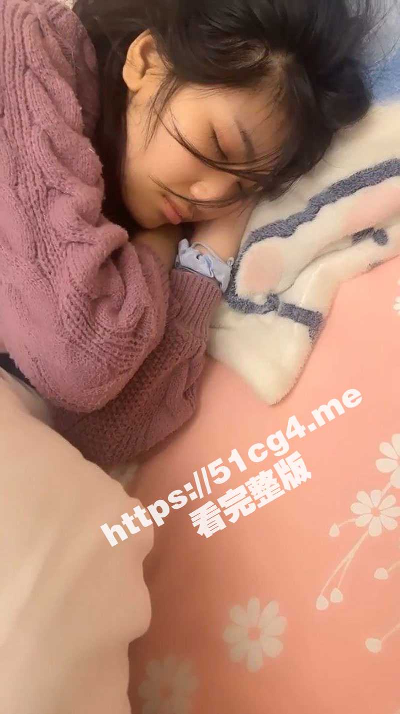 渣男半夜带好兄弟回家玩女友 在睡梦中的女友被拉起来强行玩人肉三明治 多根鸡吧轮流交替 插得白浆四溢 - 51吃瓜网-51吃瓜网