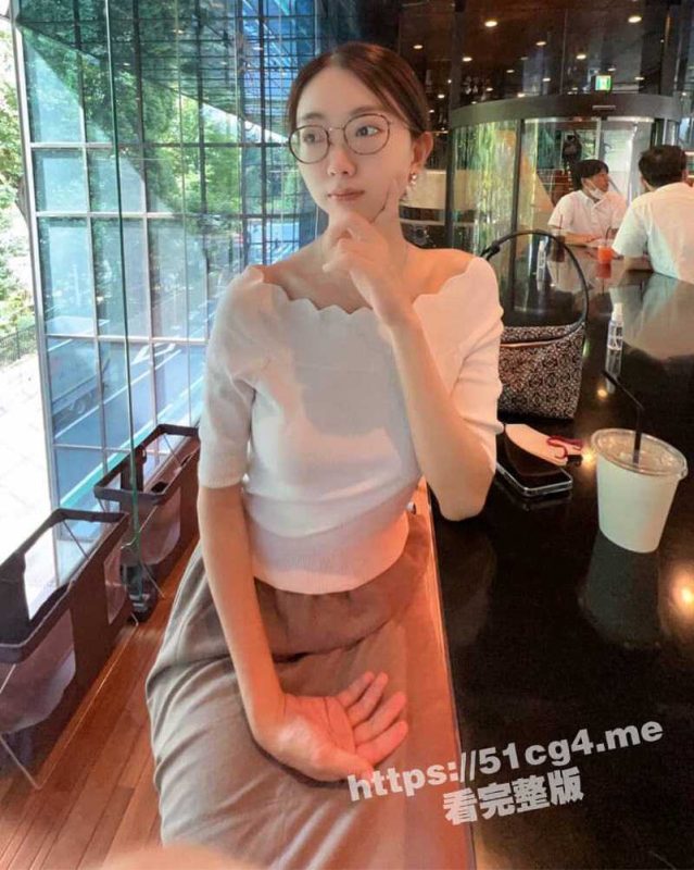 甘肃极品骚妻 夏小雪 外表清纯的眼镜娘 露出癖到处露奶 喜欢老公边草边扣 这样才能达到高潮-51吃瓜网