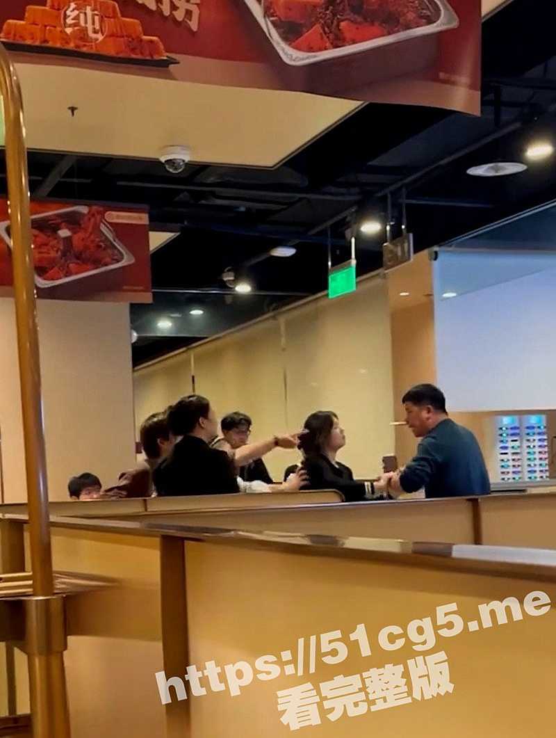 海底捞科目三跳出事了!淮安海底捞因嫌“科目三”庆祝生日太吵 两桌顾客起冲突升级到报警! - 51吃瓜网-51吃瓜网