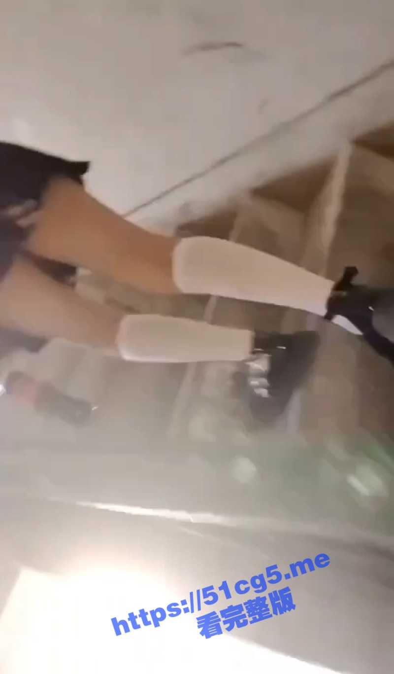 楼道尾行一名刚放学穿JK与白色棉袜的学生妹 动手的时候把学生妹给吓坏了！ - 51吃瓜网-51吃瓜网