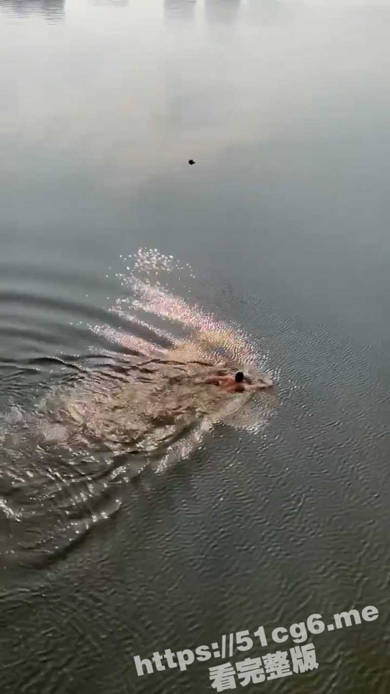眉山老泉桥 男子落水危在旦夕 外卖小哥哥 十米高跳桥救人 上岸后匆匆离去！ - 51吃瓜网-51吃瓜网