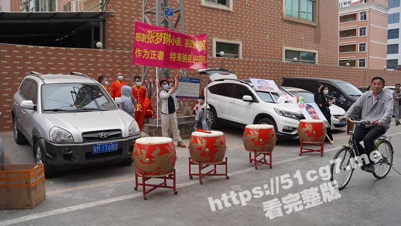广东梅州 渣男房伟区出轨邻居 原配敲锣打鼓迎邻居 小三 张梦琳 防火防盗房伟区！-51吃瓜网