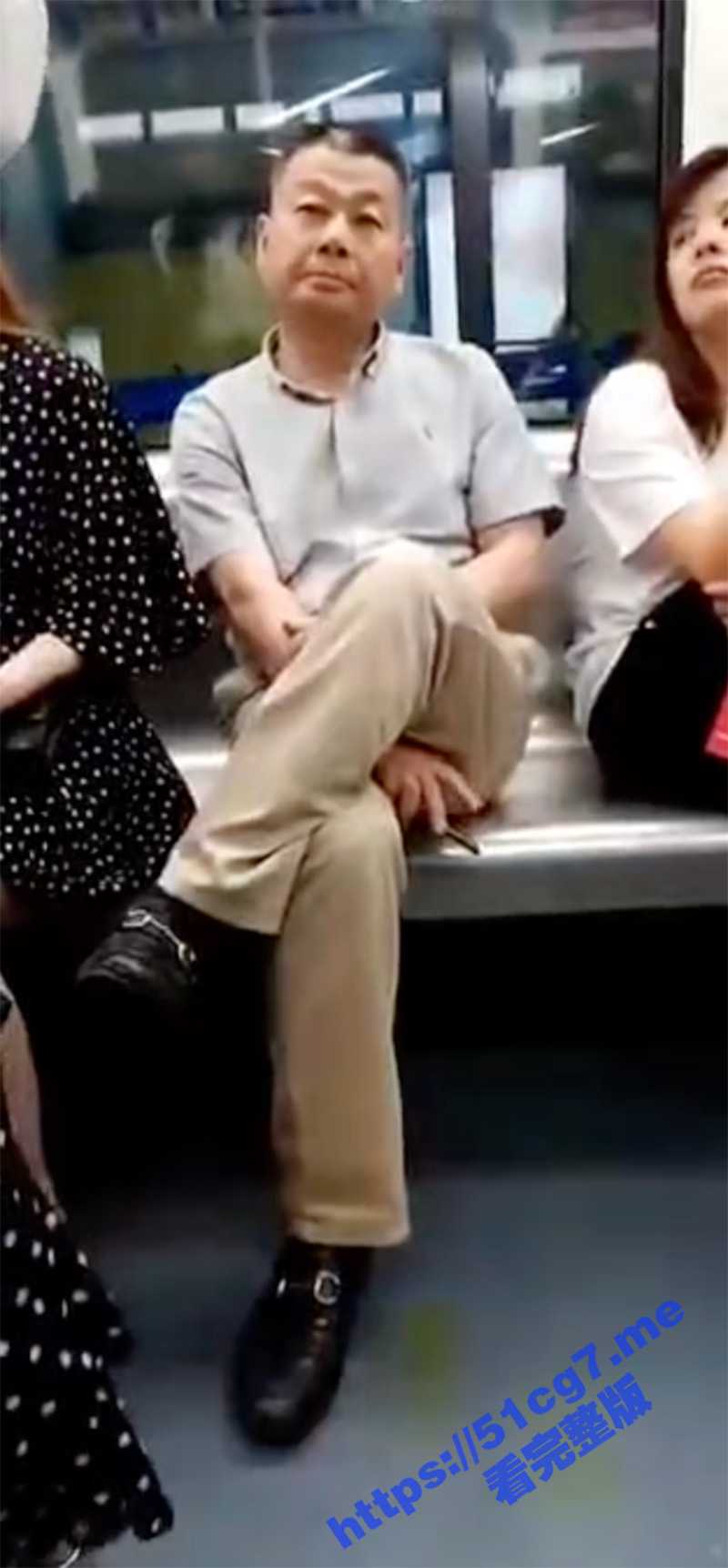 地铁抄底 你大爷还是你大爷！地铁光明正大偷拍 抄底斑点裙子美女裙底！ - 51吃瓜网-51吃瓜网