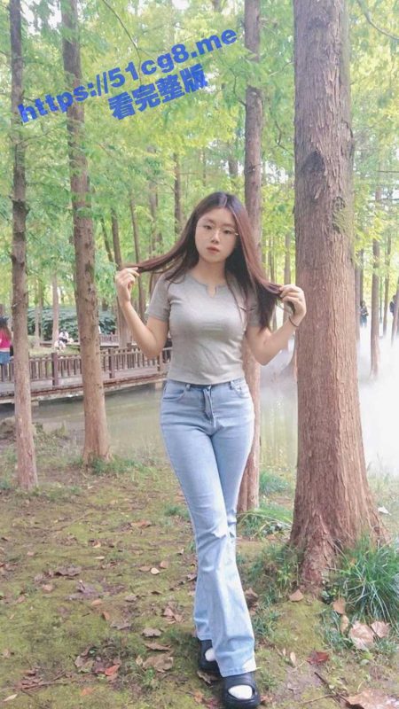 瓜友分享约操的眼镜学生妹！在她们学校操场上的小隔间做爱 玩换妻染上了病 等好了继续征战！-51吃瓜网