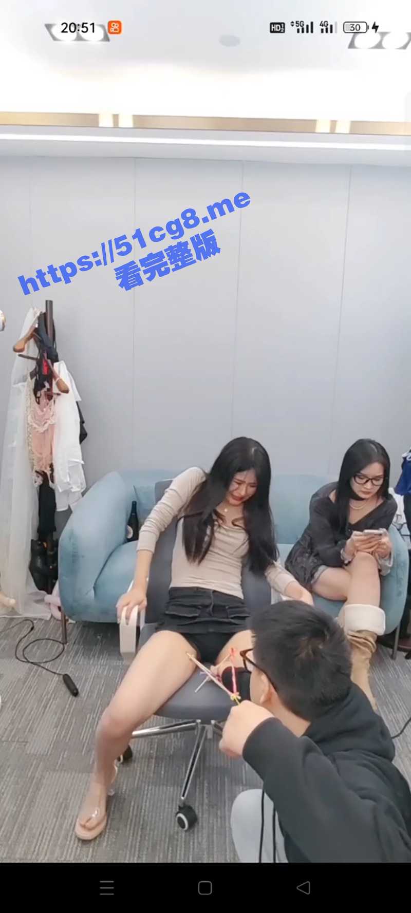 流量至上!抖音直播间整活 弹弓打逼 一场直播下来这逼算是废了 - 51吃瓜网-51吃瓜网