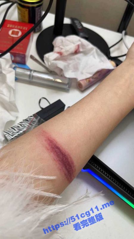 汕头美女直播打PK输了虐待自己 这受虐倾向太明显了！-51吃瓜网