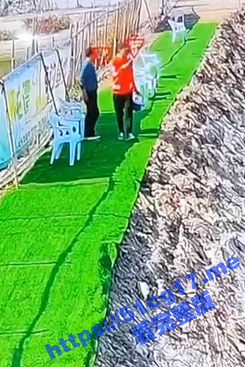 钓鱼需谨慎!钓鱼佬鱼竿不小心碰到高压线被电起火团 火焰瞬间吞噬倒地 全身被烧焦 画面骇人 - 51吃瓜网-51吃瓜网