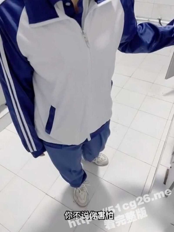 兄妹乱伦 迷恋许久的晓彤表妹 在女厕所直接强制表妹蹲下口爆 还要爆操白虎表妹 直接内射-51吃瓜网