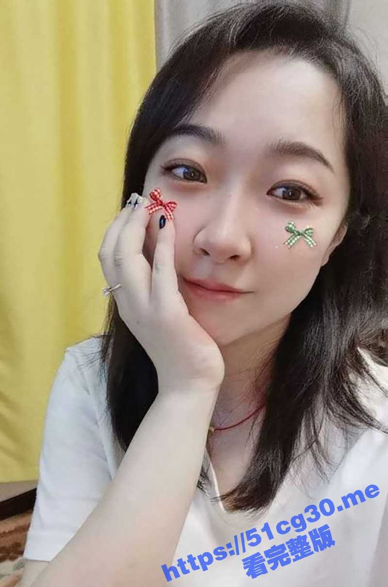 瓜友真实分享 曾经幼儿园的同事 是个小胖母狗 非常容易勾搭 在换衣间做过 电话情节也玩过了！ - 51吃瓜网-51吃瓜网