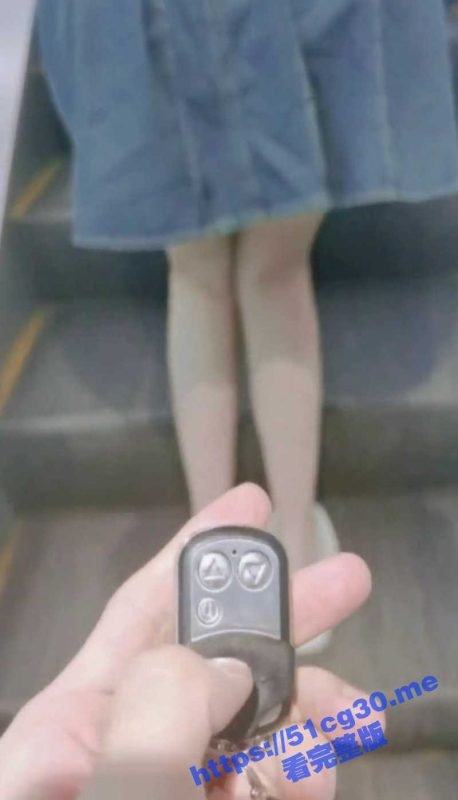 香港情侣一日露出游 短裙真空女勾引陌生人 无底裤长腿少女街头塞震蛋游香港玩露出 网民怒斥不知廉耻！-51吃瓜网