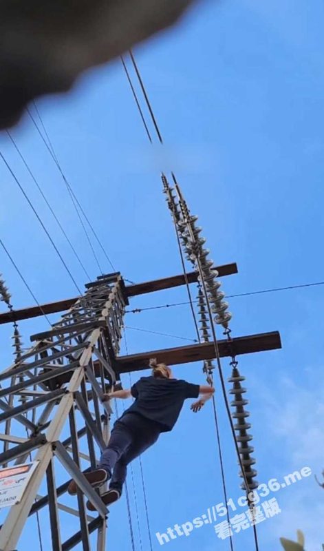 不作就不会死！国外一男子攀爬高压线触摸 结果直接被电死起火摔下 年轻人睡眠质量就是好 倒头就睡-51吃瓜网