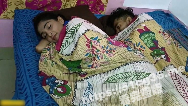 印度 与老公在同一张床上睡觉时 出轨的人妻与情夫来做爱 被老公当场抓包 - 51吃瓜网-51吃瓜网