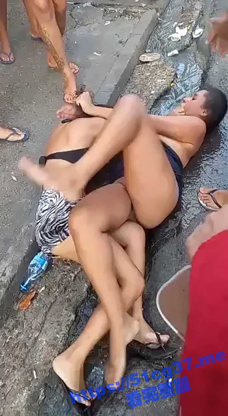 国外美女聚集干群架 暴力十足 感觉比男人还要猛 奶子和无毛骚穴全部暴露出来了 - 51吃瓜网-51吃瓜网