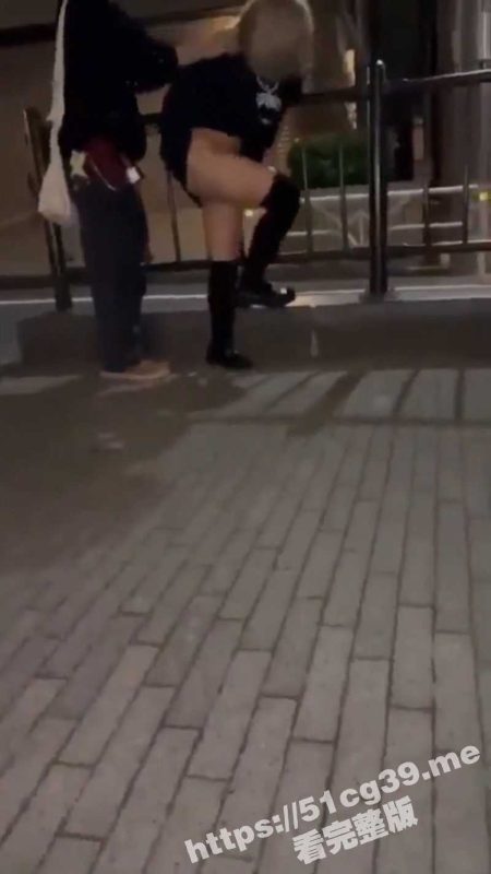 日本一群精神小伙 街头当众凌辱JK少女 架起双腿露出嫩穴 真是畜生啊！-51吃瓜网