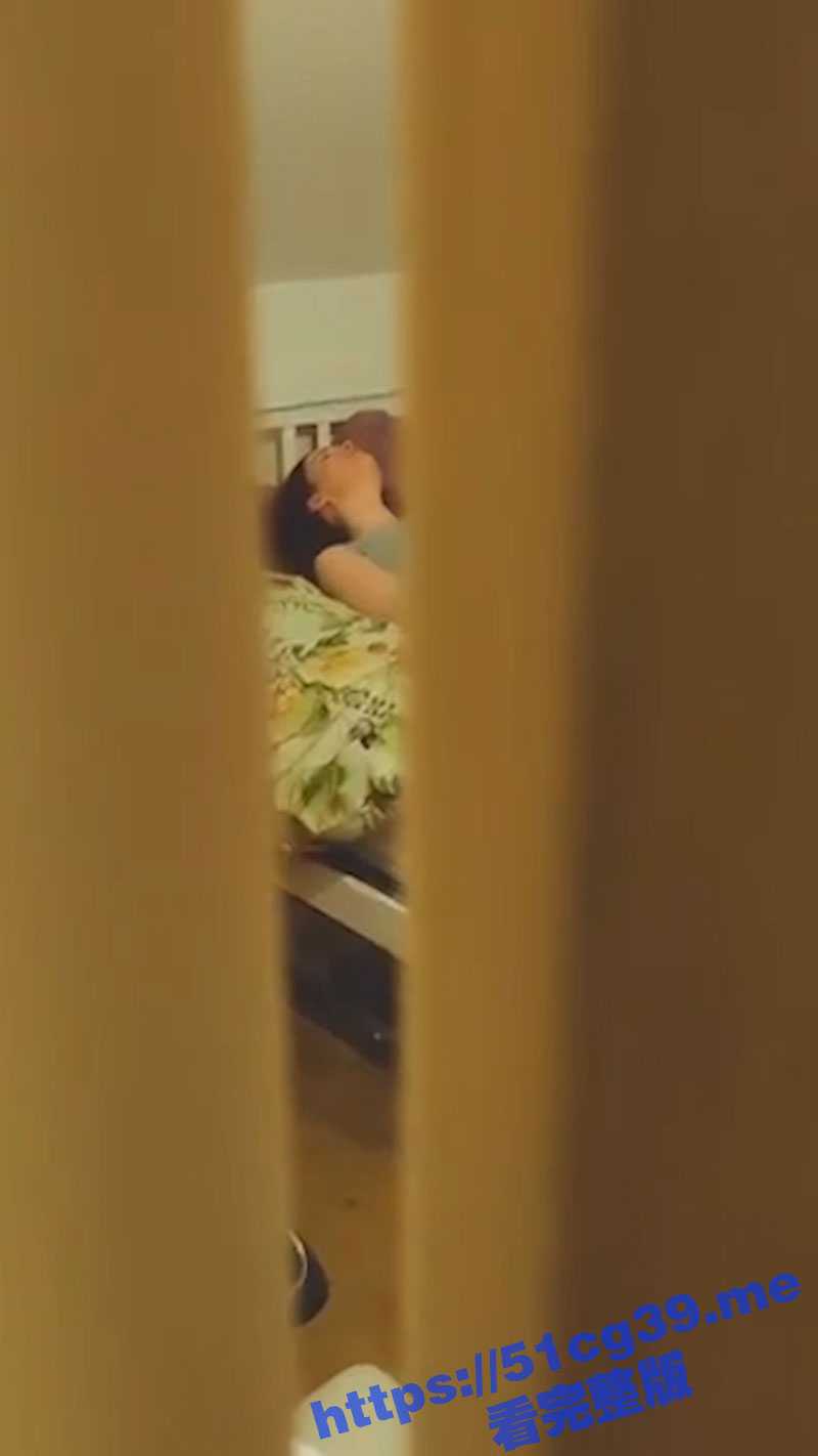 欧美系列 在小姨家留宿时半夜上厕所 发现门没关严 原来小姨在自慰 我该不该进去帮帮她呢 - 51吃瓜网-51吃瓜网