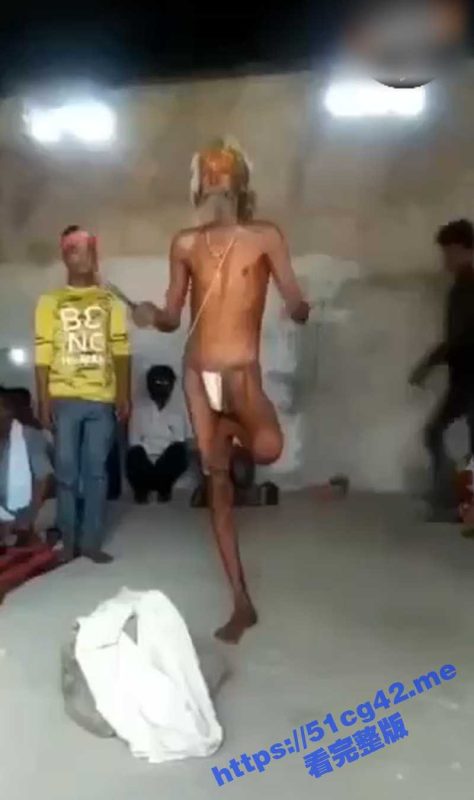 神奇印度！鸡巴吊石头 这是开过光附过魔的鸡巴吗？大爷太猛了-51吃瓜网