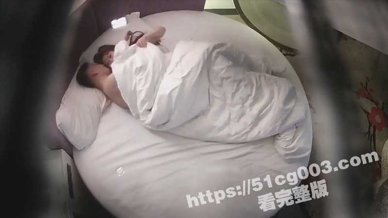 酒店偷拍 上帝视角 大叔老牛吃嫩草与小三开房偷情 刚骑上就射了 不太行呀-51吃瓜网