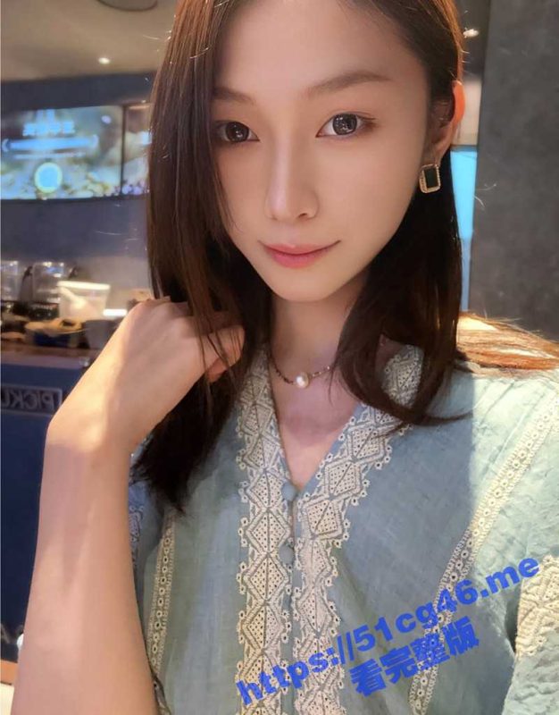 清纯精致小美女 对着摄像头轻柔口交 360°无死角舔龟头 做爱的时候比较害羞 一直捂着脸 一看就是新手！-51吃瓜网