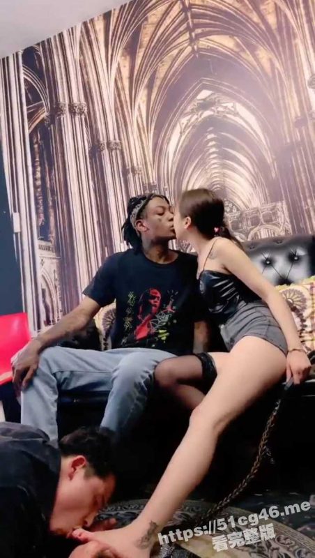 简直炸裂  绿帽天花板 把妻子贡献给黑人 把自己当成烟灰缸 还遭黑人中文辱骂！-51吃瓜网