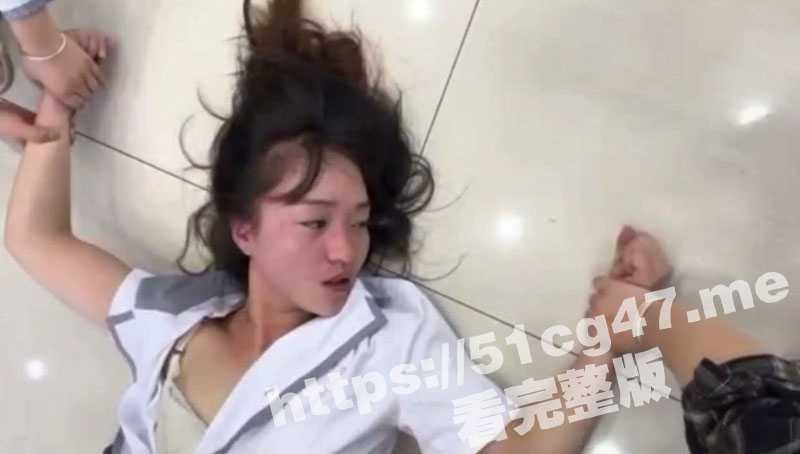 捉奸现场！小三被原配携闺蜜按在地上扯奶罩扇耳光 奶子都露出来了！-51吃瓜网