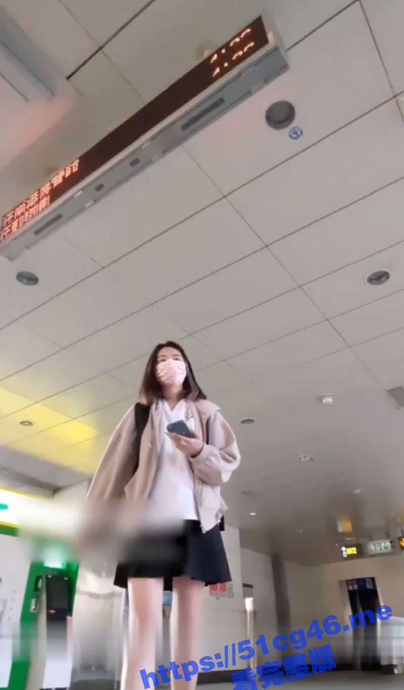 台湾JK白虎网红嫩妹 为了完成主人的任务 出门竟然不穿内裤 被猥琐男一路偷拍抄底! - 51吃瓜网-51吃瓜网
