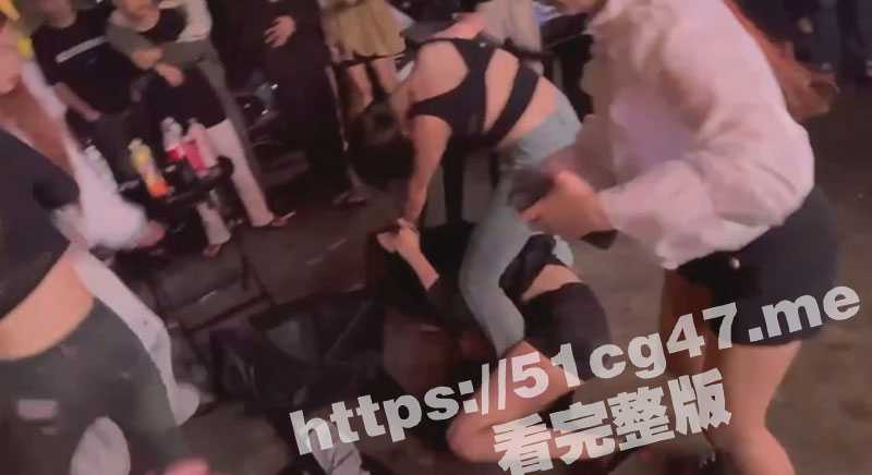 海南儋州一群精神小妹互殴 招式狠辣程度不输男人 旁边还有精神小伙加油助威！-51吃瓜网