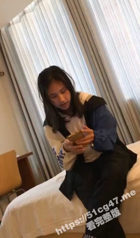 “别动 让我好好看你逼”大学生情侣酒店开房做爱 害羞的可爱女友被男友无套输出内射粉嫩鲍鱼-51吃瓜网