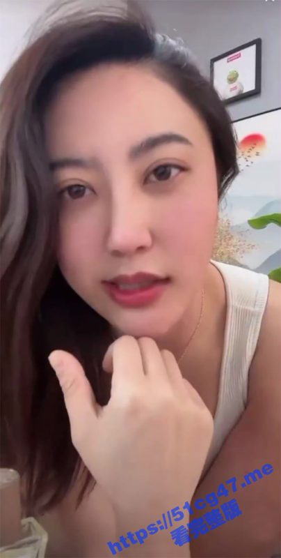 反差婊抖音直播露奶 尼玛的骚逼故意的感觉 直播间有大哥真不一样 为了让大哥满意直播间封了都无所谓-51吃瓜网