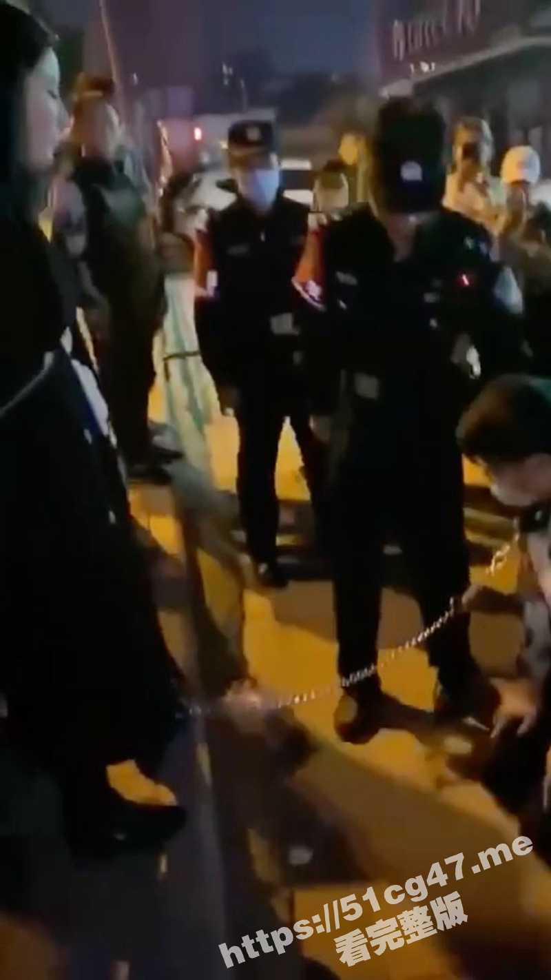 主人的任务！美女溜男朋友遭围观 好好的人你不当 要当狗是吧！ - 51吃瓜网-51吃瓜网