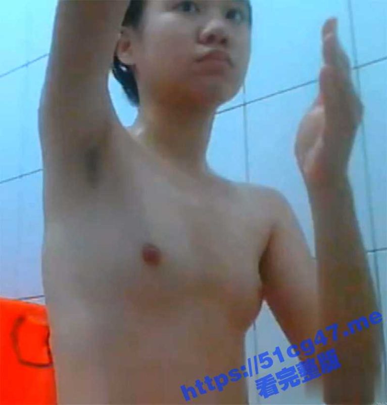 放暑假去舅舅家玩 在浴室放摄像头偷拍 性感表姐洗澡 腋下刚长几根小黑毛很是性感-51吃瓜网