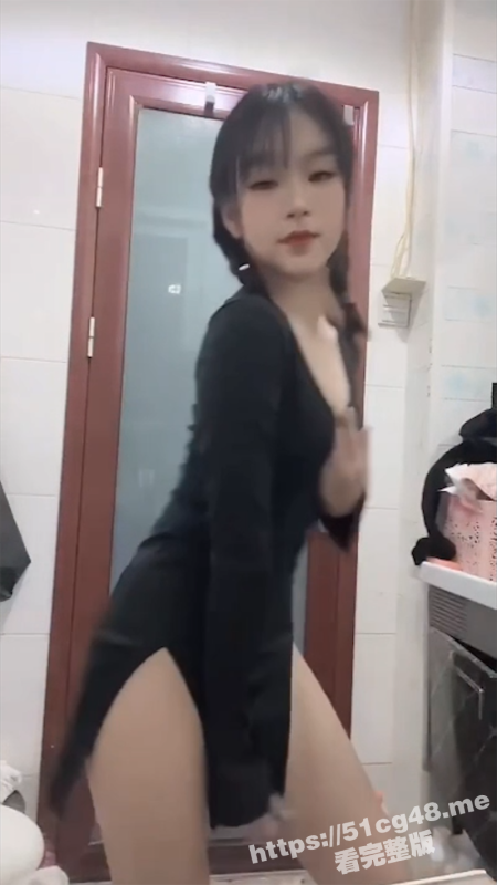 反差大学生 梁心如 在网上售卖自己的裸舞被室友认出 奶子不大但是真的好看-51吃瓜网