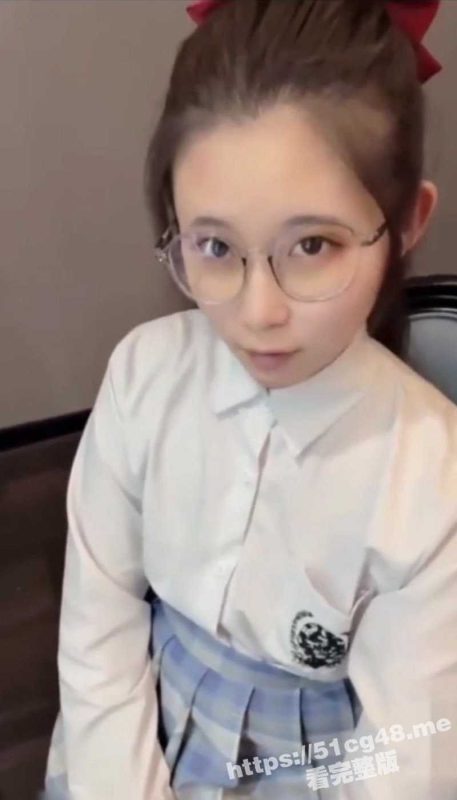 俏皮萝莉眼镜妹 外表看着这么纯情 手拿鸡巴舌头舔就知道不简单-51吃瓜网