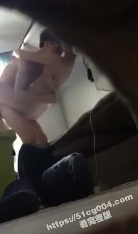 偷拍大学生情侣在宿舍做爱 室友老带女朋友回宿舍操逼 偷偷放个手机记录 这下总算是被逮住了-51吃瓜网