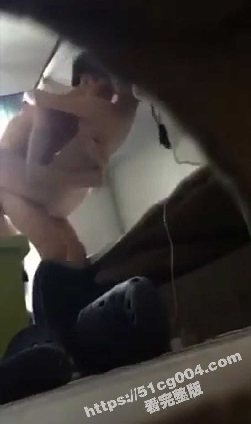 偷拍大学生情侣在宿舍做爱 室友老带女朋友回宿舍操逼 偷偷放个手机记录 这下总算是被逮住了 - 51吃瓜网-51吃瓜网